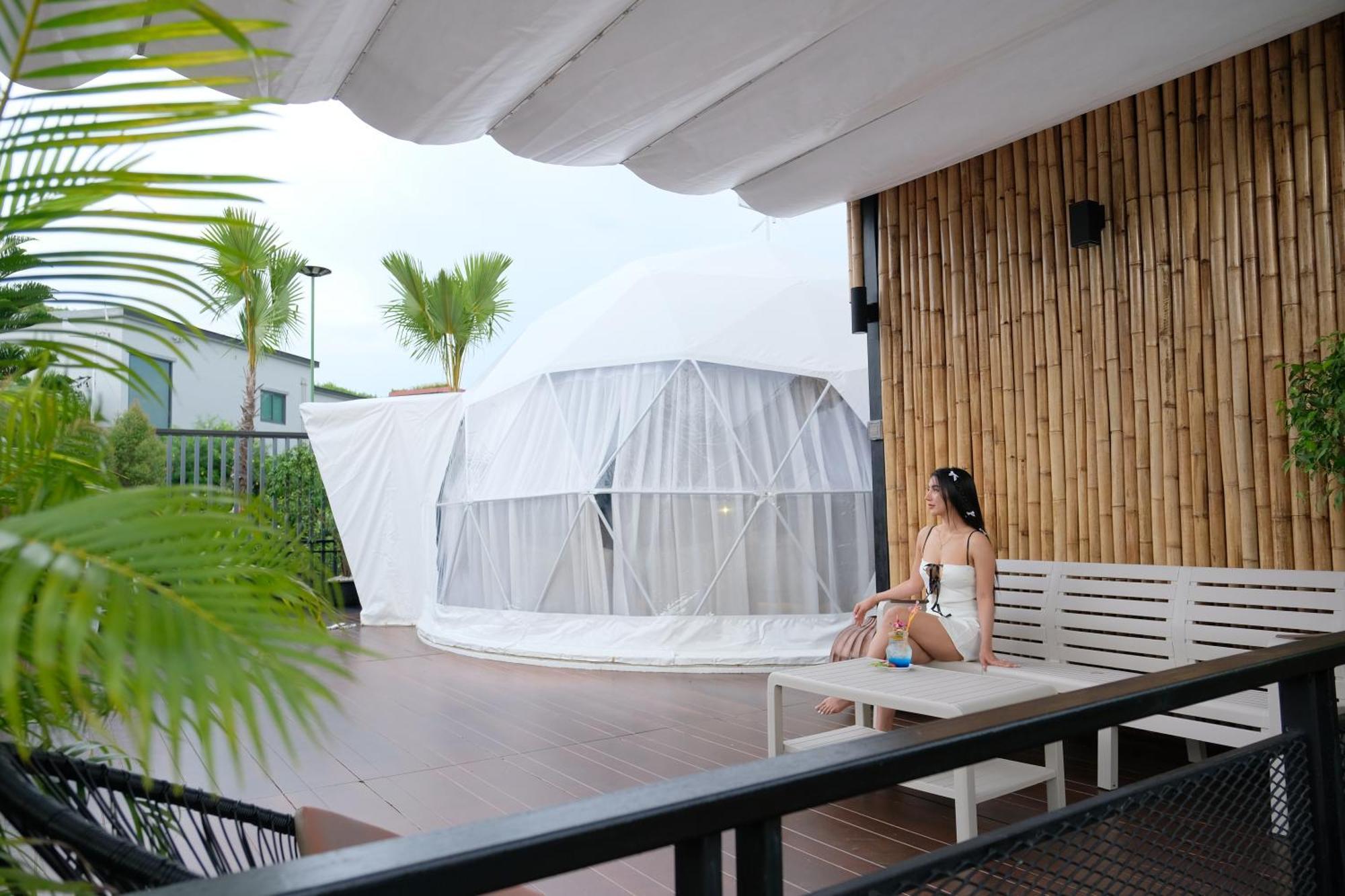 Le Resort And Villas Rawai Екстериор снимка The Bubble Hotel