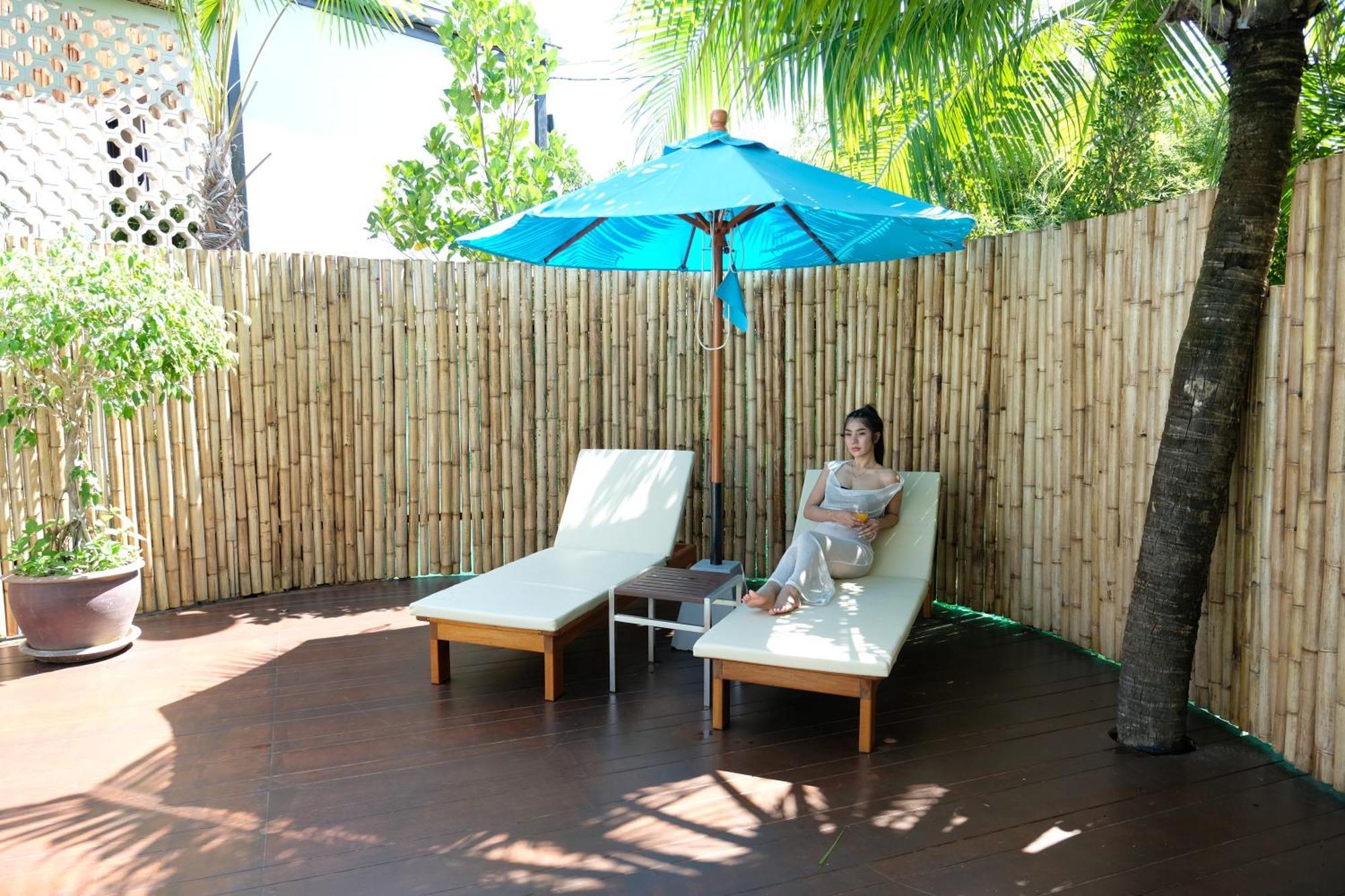 Le Resort And Villas Rawai Екстериор снимка A bamboo fence