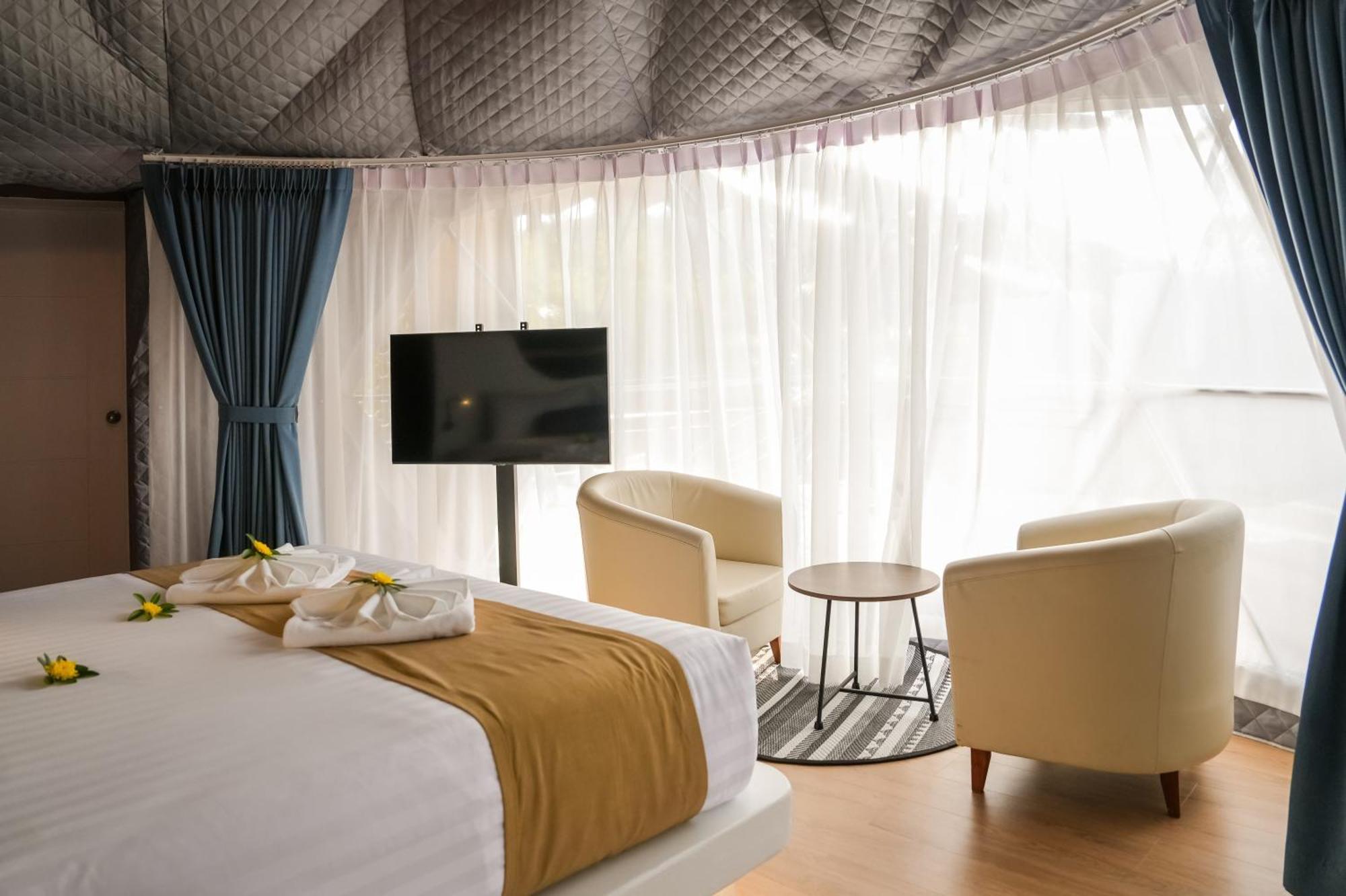 Le Resort And Villas Rawai Екстериор снимка A bedroom in the resort