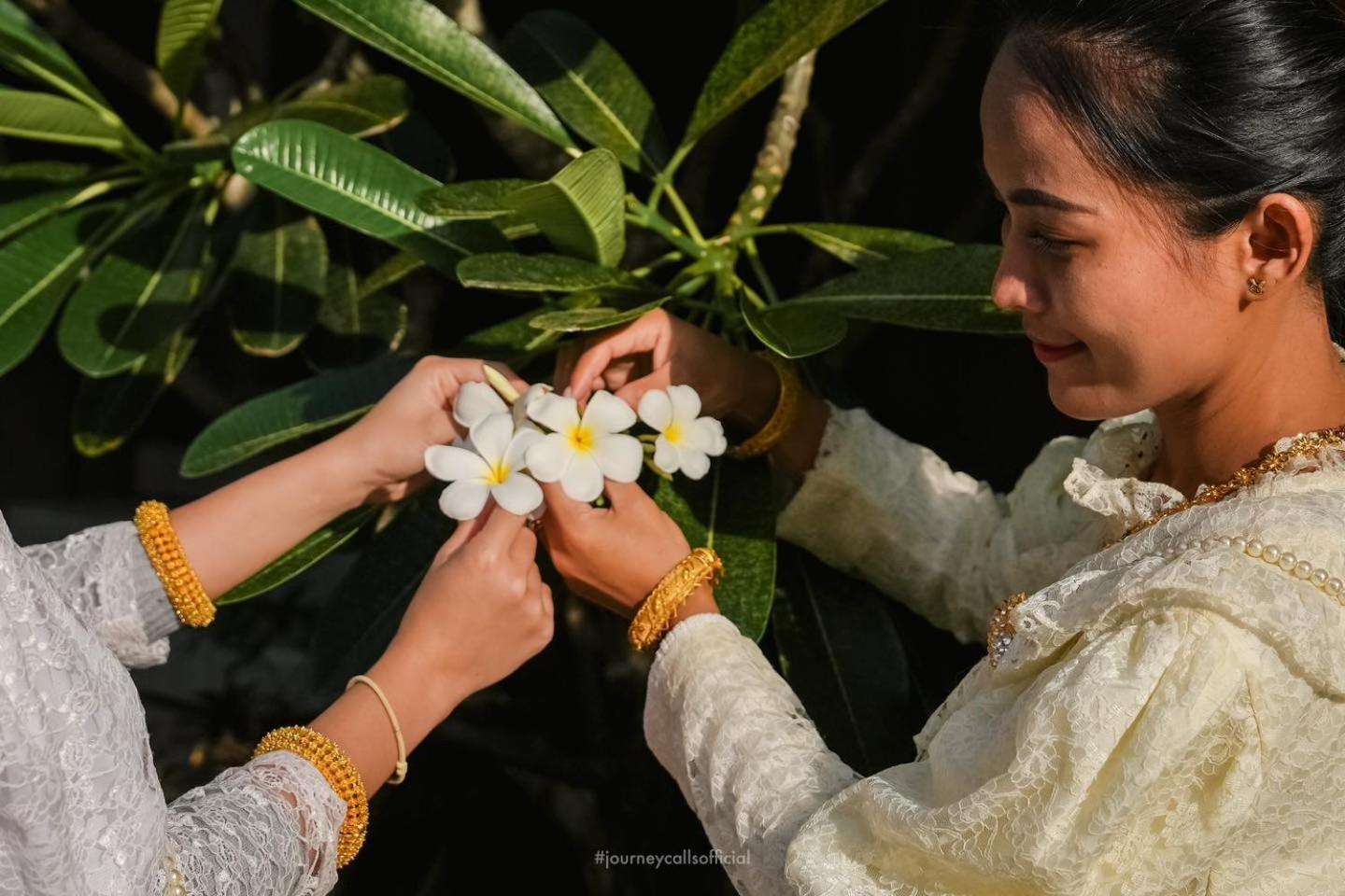 Le Resort And Villas Rawai Екстериор снимка Thai woman wearing traditional Thai dress