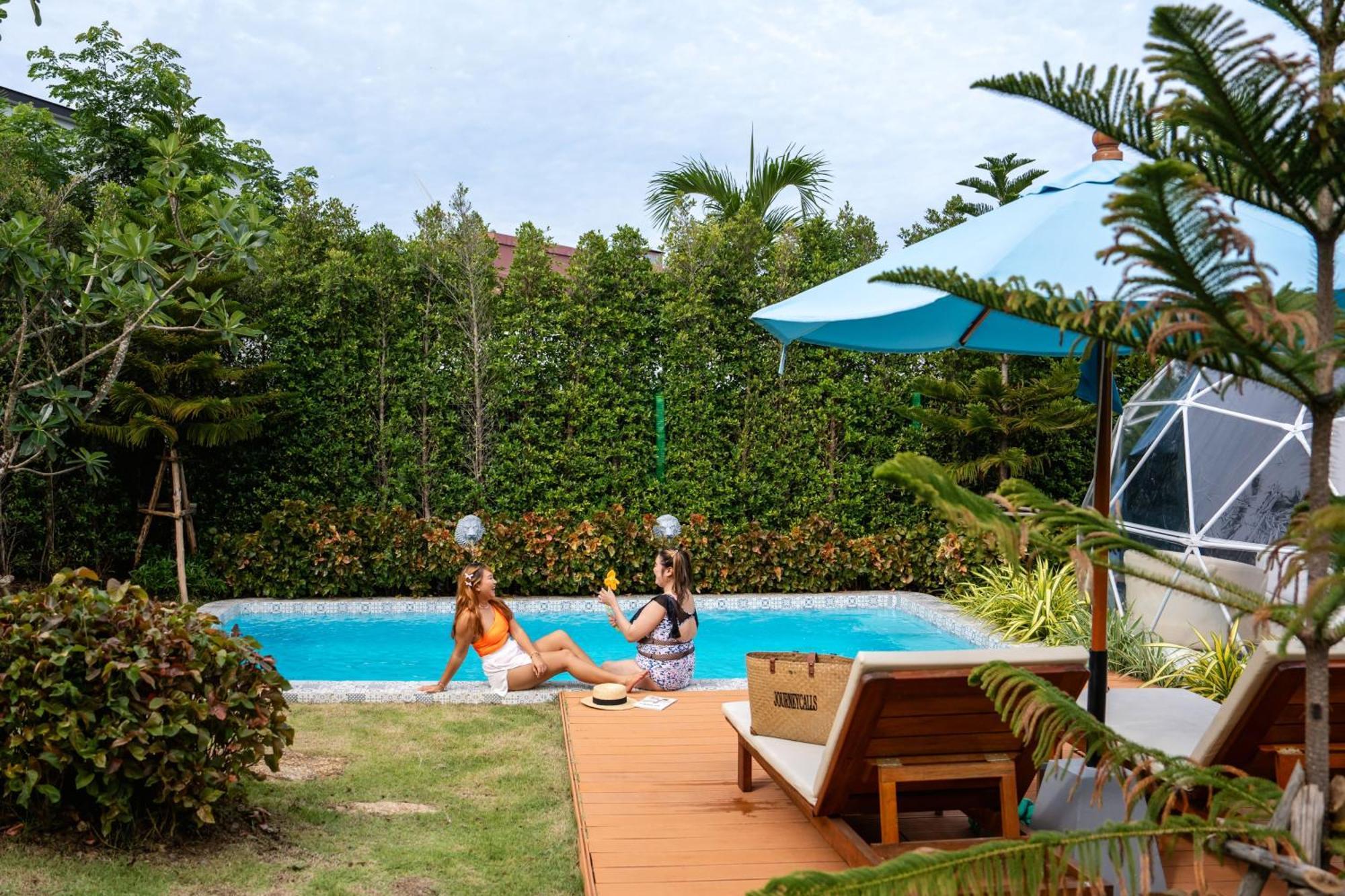 Le Resort And Villas Rawai Екстериор снимка A pool in Phuket, Thailand