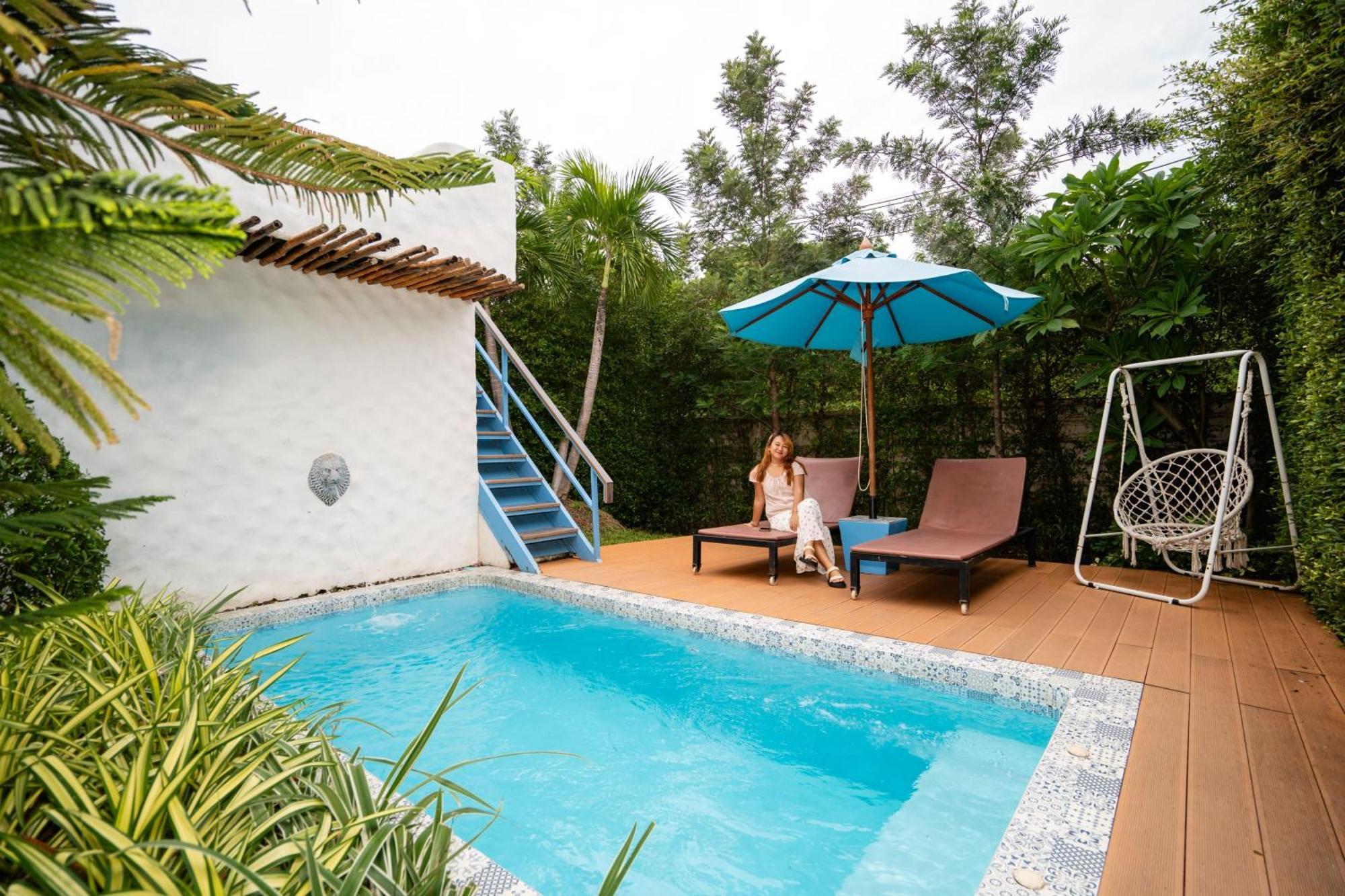 Le Resort And Villas Rawai Екстериор снимка A private pool at a resort in Thailand