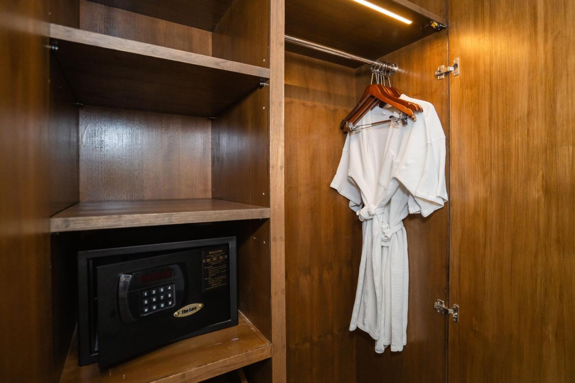 Le Resort And Villas Rawai Екстериор снимка A bathrobe hanging in a closet